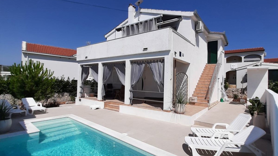 Beautiful villa with a swimming pool and an auxiliary building 150 m from the sea in the vicinity of Rogoznica&excl;