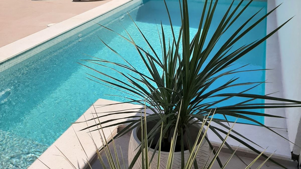 Beautiful villa with a swimming pool and an auxiliary building 150 m from the sea in the vicinity of Rogoznica&excl;