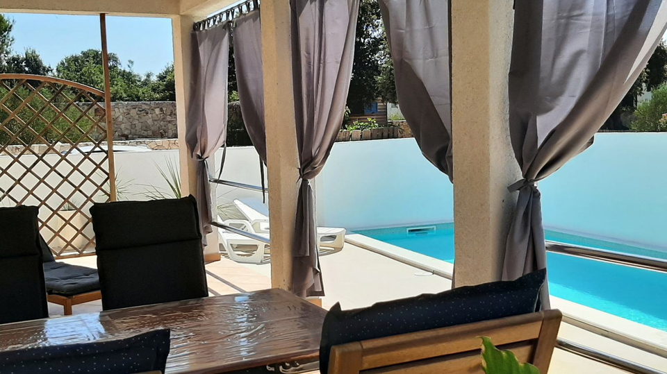 Beautiful villa with a swimming pool and an auxiliary building 150 m from the sea in the vicinity of Rogoznica&excl;