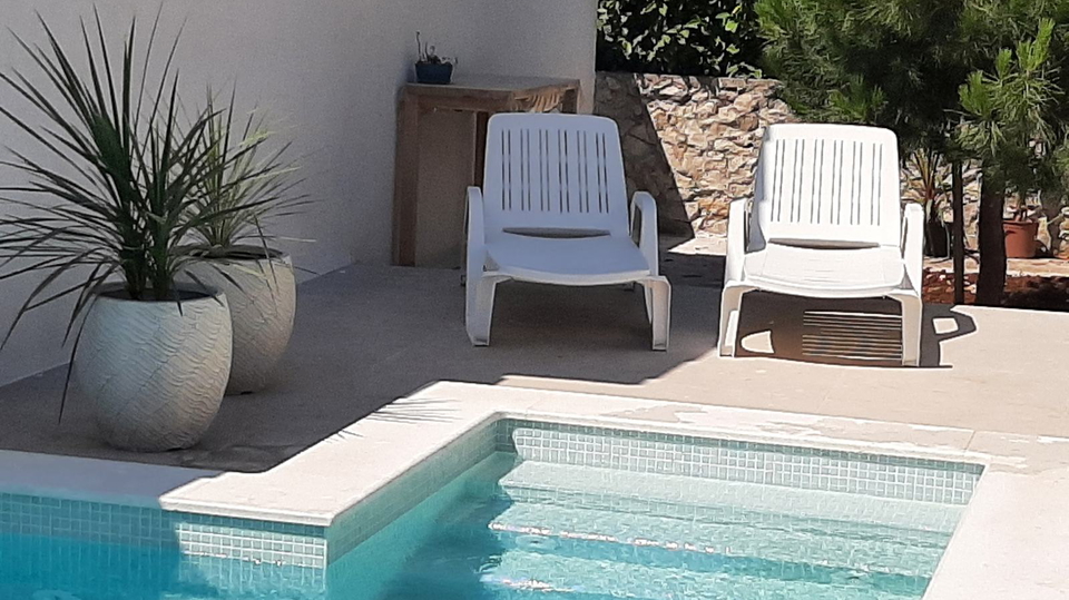 Beautiful villa with a swimming pool and an auxiliary building 150 m from the sea in the vicinity of Rogoznica&excl;