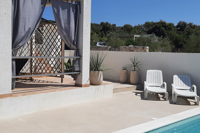 Beautiful villa with a swimming pool and an auxiliary building 150 m from the sea in the vicinity of Rogoznica!