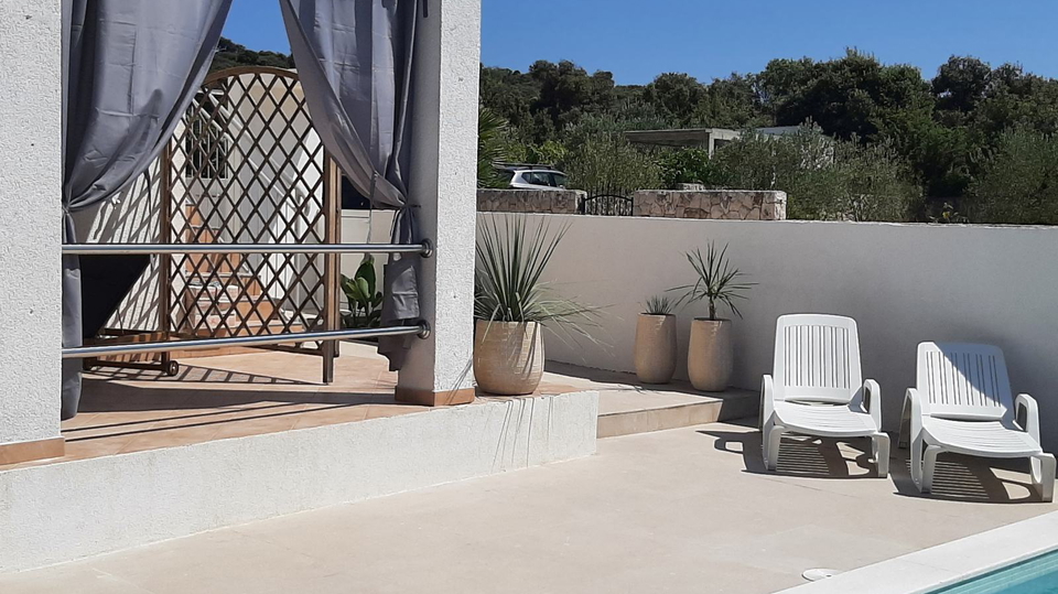 Beautiful villa with a swimming pool and an auxiliary building 150 m from the sea in the vicinity of Rogoznica&excl;