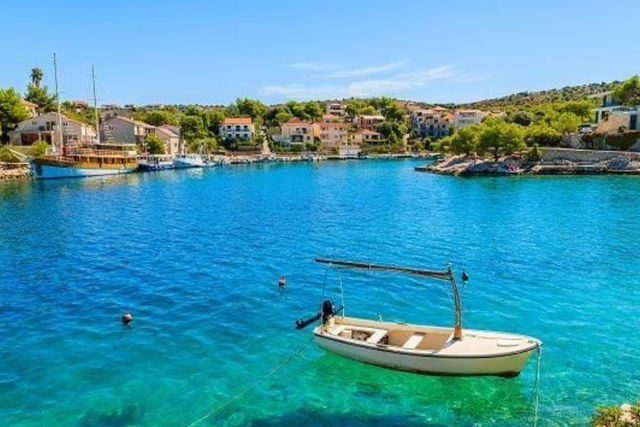 Эксклюзивный строительный участок в 25 м от моря – Рањань, Рогозница!