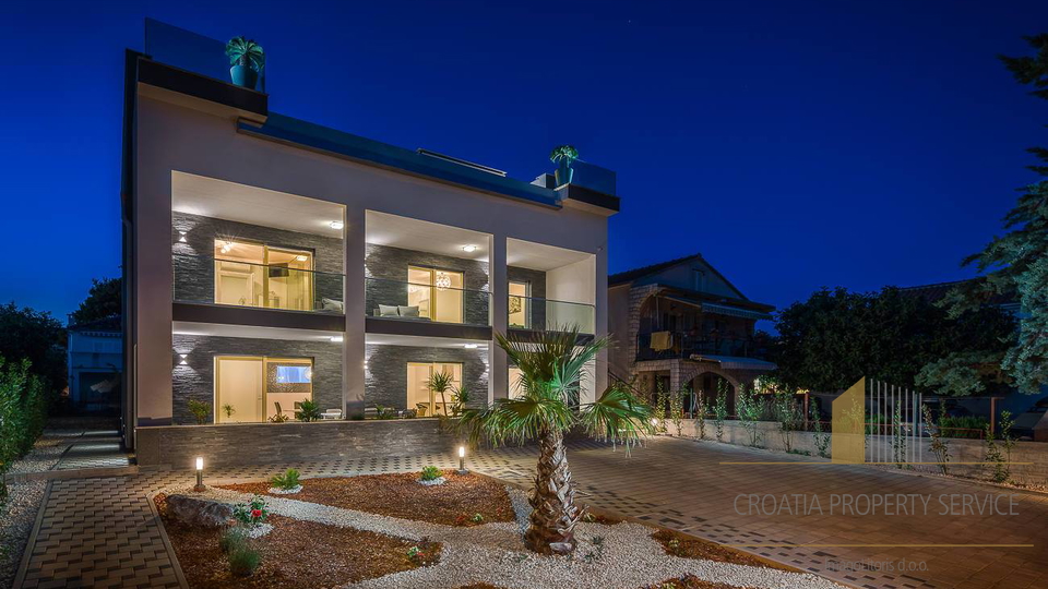 Роскошная вилла с фантастическим бассейном и открытым видом на море