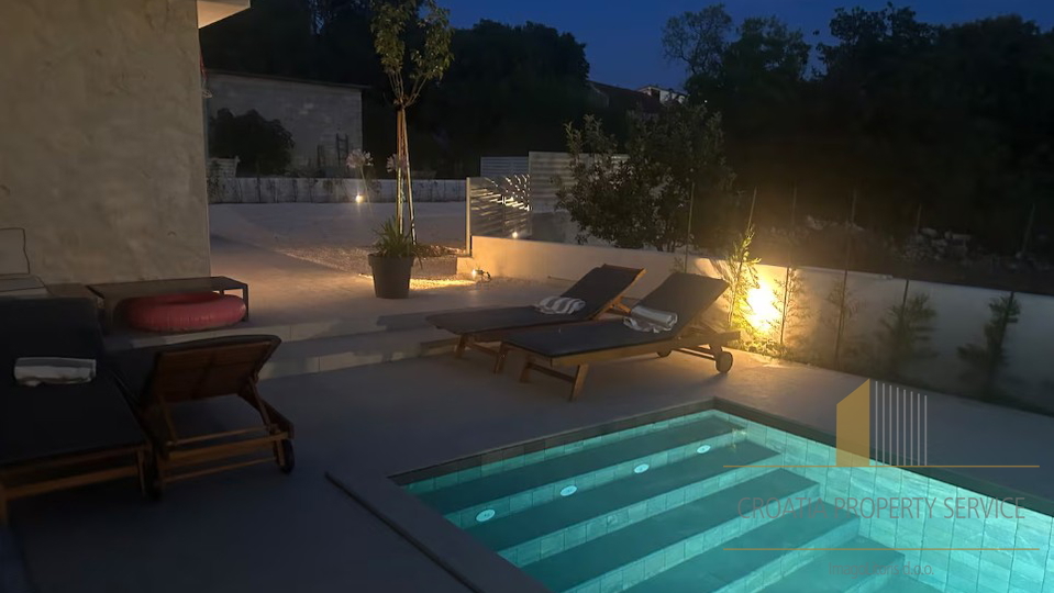 New luxury villa with a pool in the first row by the sea - Šibenik!