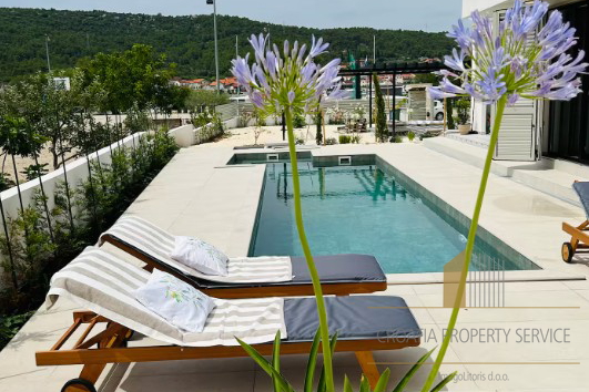 New luxury villa with a pool in the first row by the sea - Šibenik!