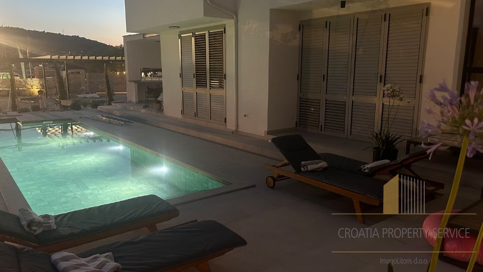 New luxury villa with a pool in the first row by the sea - Šibenik!