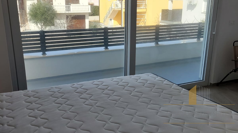 Moderna vila s ogrevanim bazenom le samo 400 m od morja na otoku Viru!