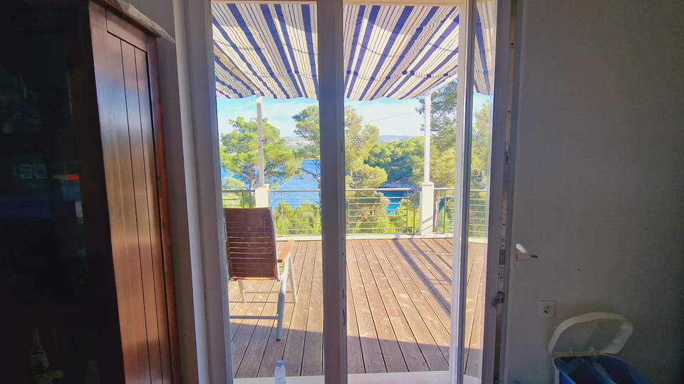 Secluded house in the first row by the sea on Bra&ccaron; &ndash; rare opportunity by the sea