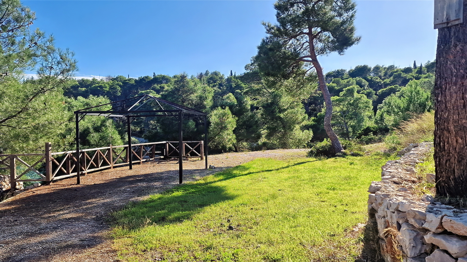 Secluded house in the first row by the sea on Bra&ccaron; &ndash; rare opportunity by the sea