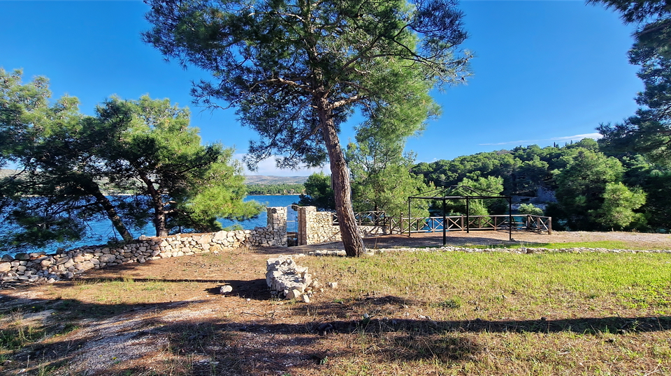 Secluded house in the first row by the sea on Bra&ccaron; &ndash; rare opportunity by the sea