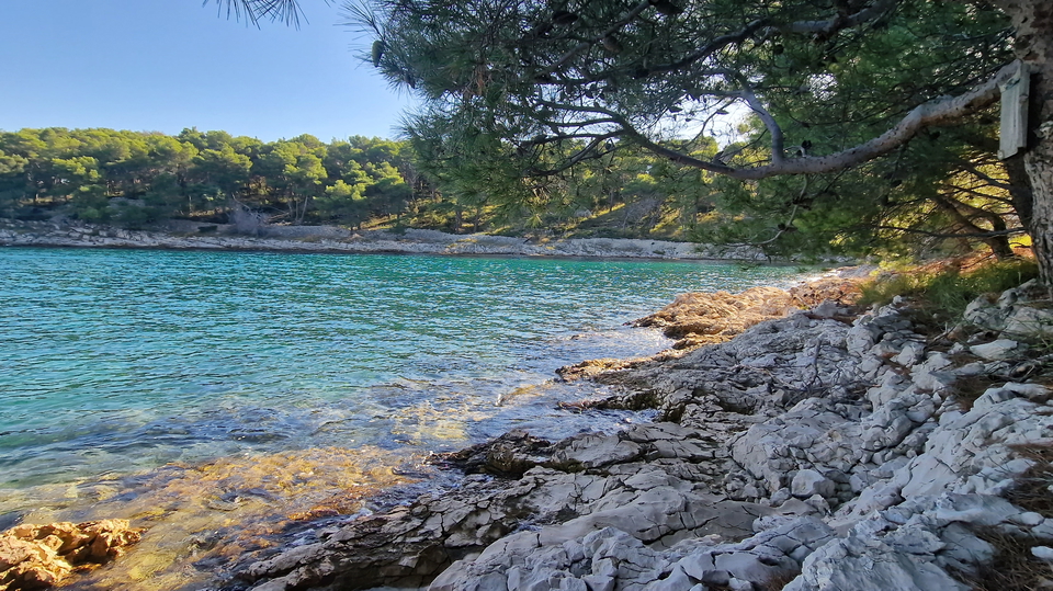 Secluded house in the first row by the sea on Bra&ccaron; &ndash; rare opportunity by the sea