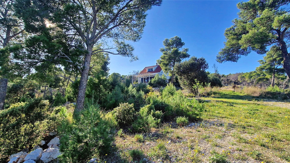 Secluded house in the first row by the sea on Bra&ccaron; &ndash; rare opportunity by the sea