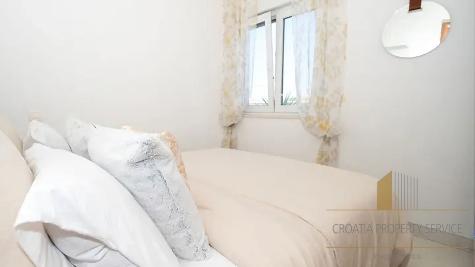 Modernly furnished apartment with a pool and terrace in an excellent location near Trogir!