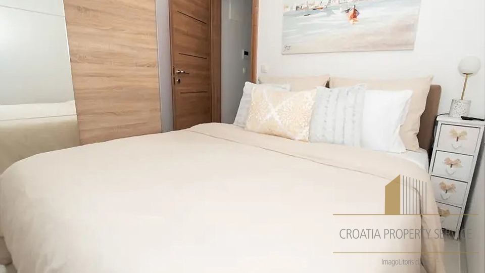 Modernly furnished apartment with a pool and terrace in an excellent location near Trogir!