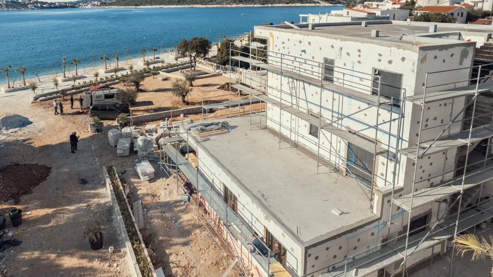 Luxuri&ouml;ses Penthouse mit Dachterrasse &ndash; zweite Reihe am Meer&comma; Umgebung von Trogir&excl;