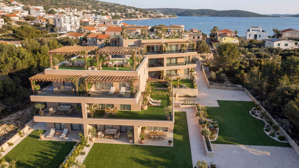 Luxuri&ouml;ses Penthouse mit Dachterrasse &ndash; zweite Reihe am Meer&comma; Umgebung von Trogir&excl;