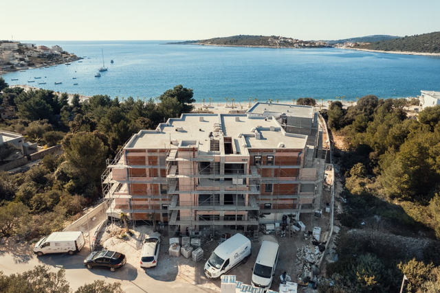 Luxuriöses Penthouse mit Dachterrasse – zweite Reihe am Meer, Umgebung von Trogir!