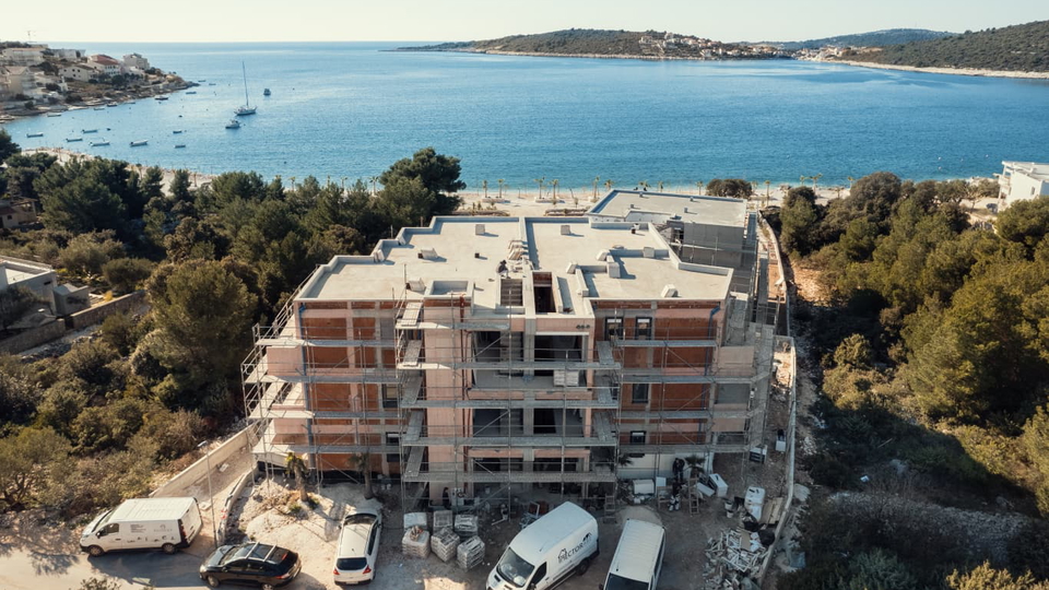 Luxuri&ouml;ses Penthouse mit Dachterrasse &ndash; zweite Reihe am Meer&comma; Umgebung von Trogir&excl;