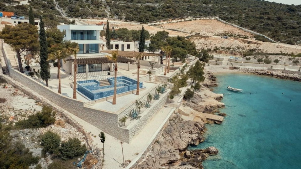 &Ccaron;udovita luksuzna vila na ekskluzivni lokaciji&comma; prvi vrst ob morju v okolici Trogirja&excl;