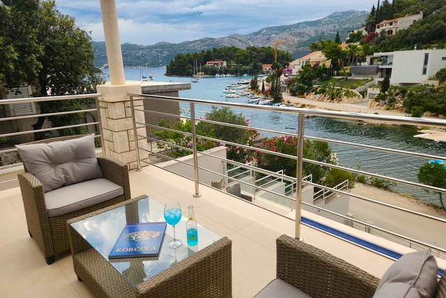 Luksuzna vila z zasebnim bazenom v prvem vrsti ob morju na otoku Korčuli!