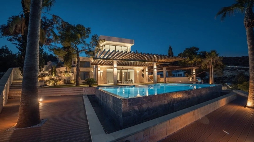 &Ccaron;udovita luksuzna vila na ekskluzivni lokaciji&comma; prvi vrst ob morju v okolici Trogirja&excl;