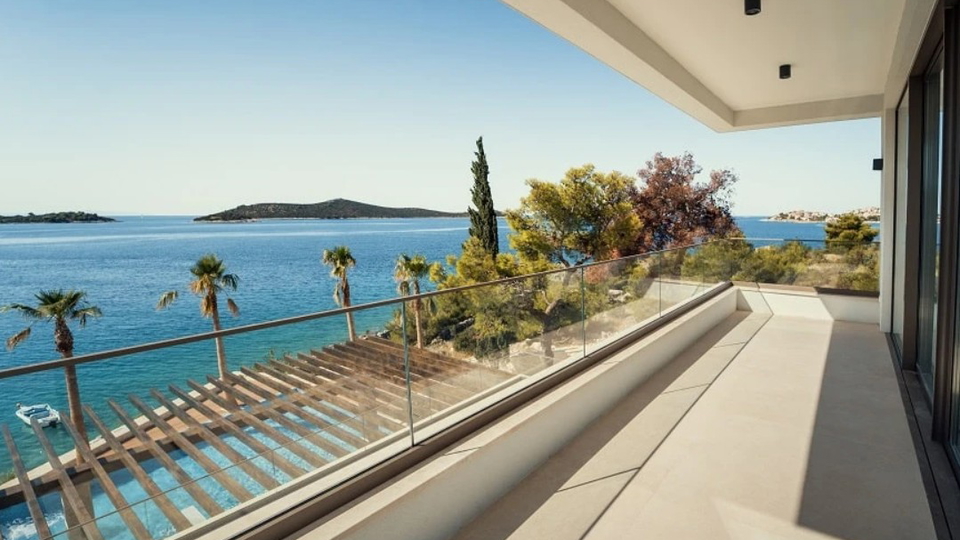 &Ccaron;udovita luksuzna vila na ekskluzivni lokaciji&comma; prvi vrst ob morju v okolici Trogirja&excl;