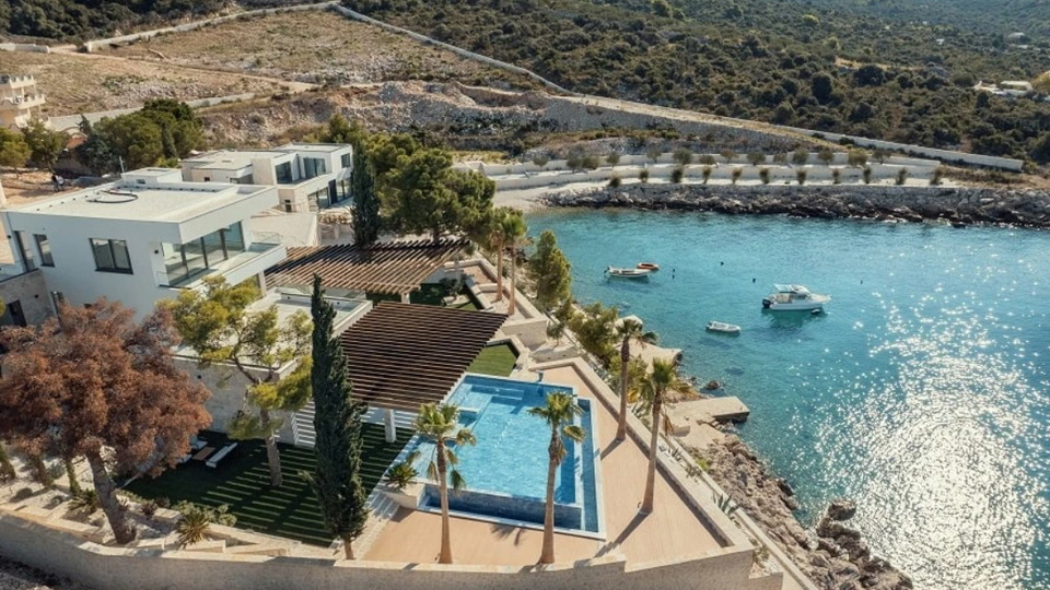 &Ccaron;udovita luksuzna vila na ekskluzivni lokaciji&comma; prvi vrst ob morju v okolici Trogirja&excl;