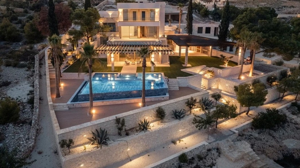 &Ccaron;udovita luksuzna vila na ekskluzivni lokaciji&comma; prvi vrst ob morju v okolici Trogirja&excl;