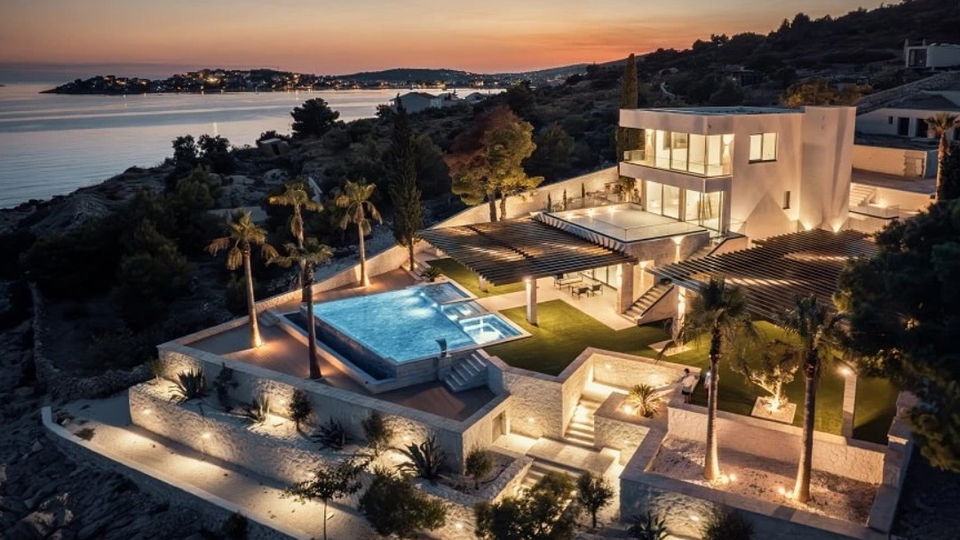 &Ccaron;udovita luksuzna vila na ekskluzivni lokaciji&comma; prvi vrst ob morju v okolici Trogirja&excl;