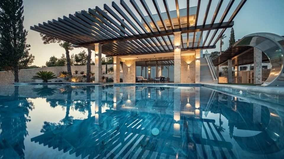 &Ccaron;udovita luksuzna vila na ekskluzivni lokaciji&comma; prvi vrst ob morju v okolici Trogirja&excl;