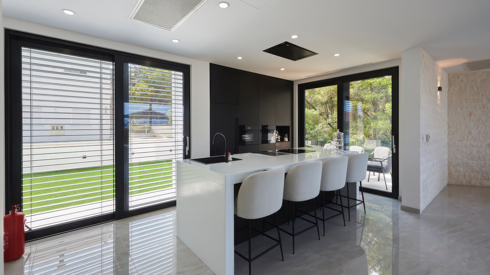 Luksuzna vila z razgledom na morje&comma; 500 m od morja na otoku &Ccaron;iovu&excl;