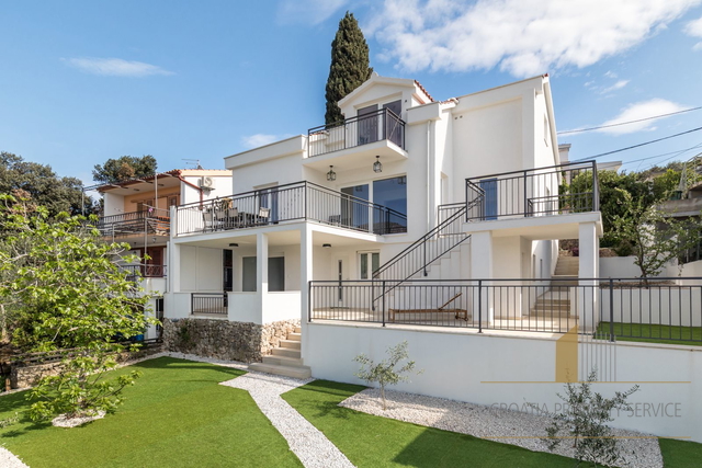 Nuova villa di lusso con tre appartamenti vicino alla spiaggia nei dintorni di Trogir!