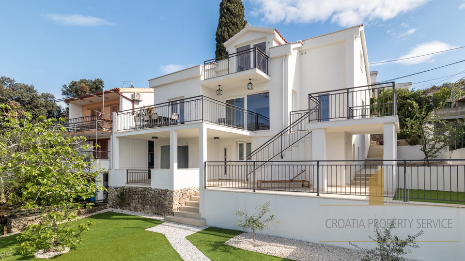 Neue Luxusvilla mit drei Apartments direkt am Strand in der Nähe von Trogir!