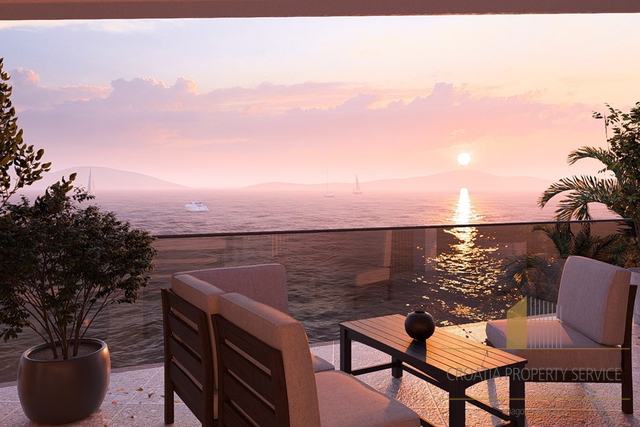 Luksuzan penthouse s krovnom terasom prvi red uz plažu na otoku Čiovu!