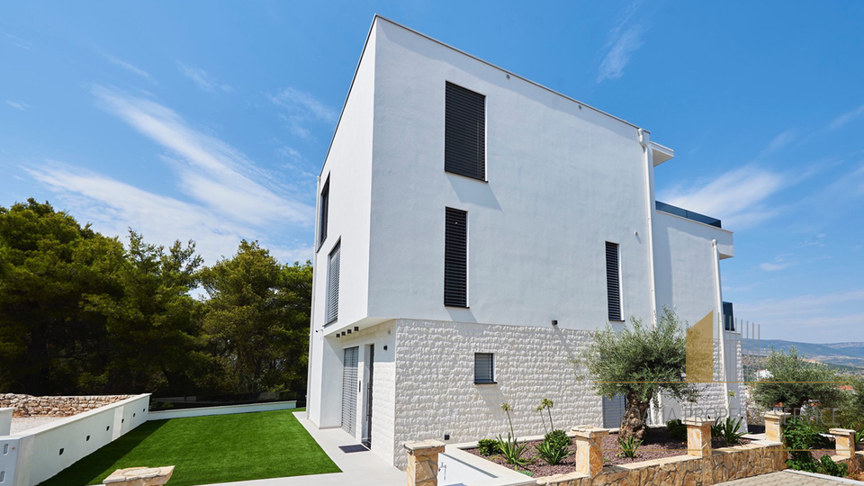 Luxury villa with a sea view 500 meters from the sea on the island of Čiovo!