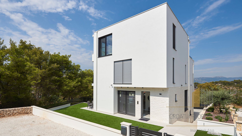 Luxury villa with a sea view 500 meters from the sea on the island of Čiovo!