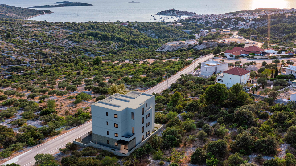 Luksuzni penthouse z jacuzzijem in odprtim pogledom na morje - Primo&scaron;ten&excl;