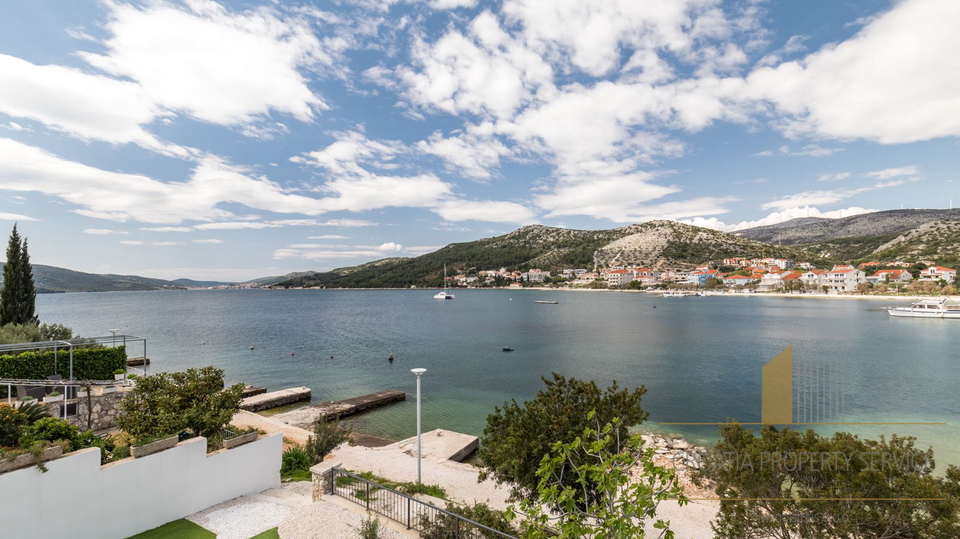 Neue Luxusvilla mit drei Apartments direkt am Strand in der Nähe von Trogir!