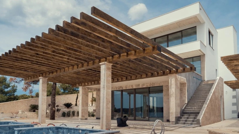 &Ccaron;udovita luksuzna vila na ekskluzivni lokaciji&comma; prvi vrst ob morju v okolici Trogirja&excl;