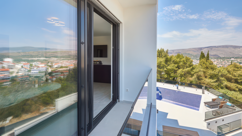 Luksuzna vila z razgledom na morje&comma; 500 m od morja na otoku &Ccaron;iovu&excl;