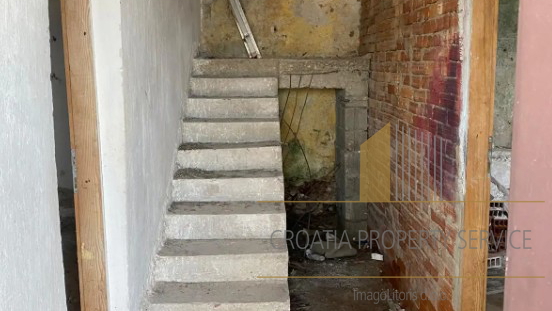 Old stone house in the first row to the sea on a large plot with a renovation project - Korčula!