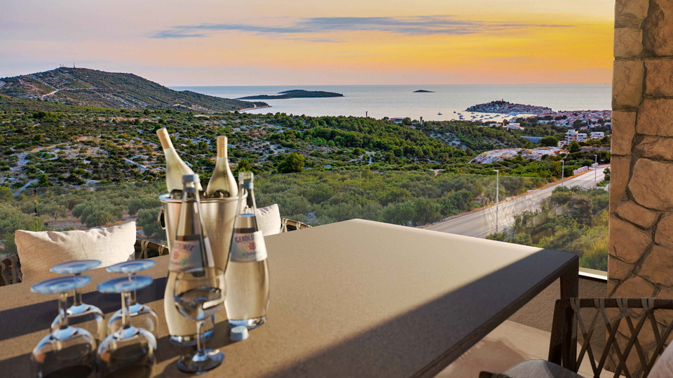 Luksuzni penthouse z jacuzzijem in odprtim pogledom na morje - Primo&scaron;ten&excl;