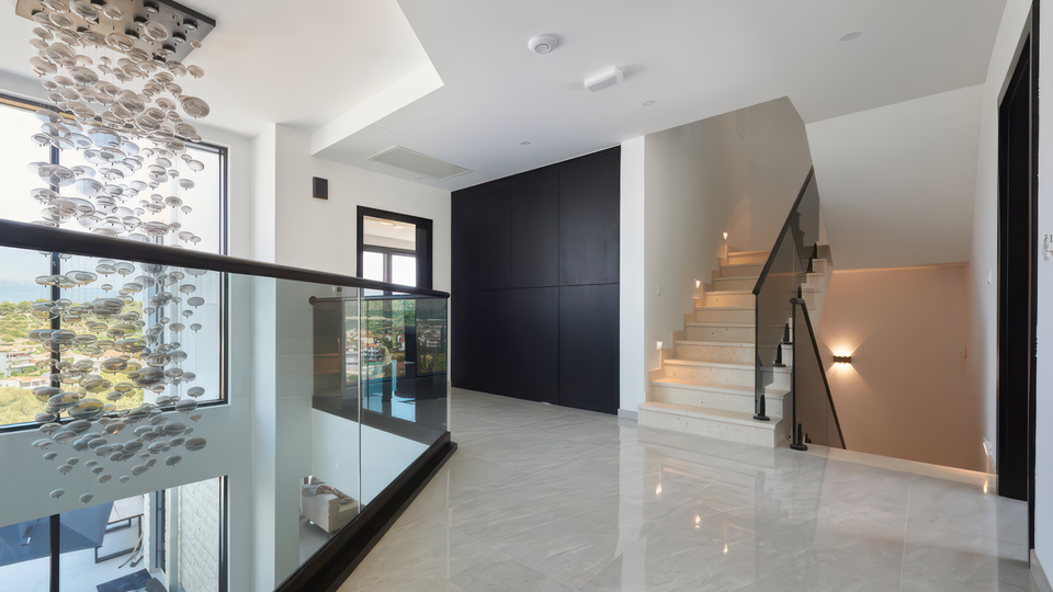 Luksuzna vila z razgledom na morje&comma; 500 m od morja na otoku &Ccaron;iovu&excl;