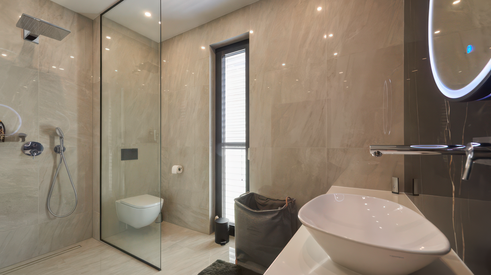 Luksuzna vila z razgledom na morje&comma; 500 m od morja na otoku &Ccaron;iovu&excl;