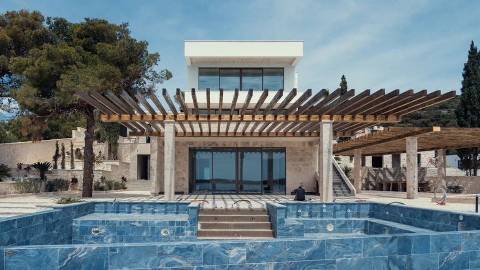 &Ccaron;udovita luksuzna vila na ekskluzivni lokaciji&comma; prvi vrst ob morju v okolici Trogirja&excl;