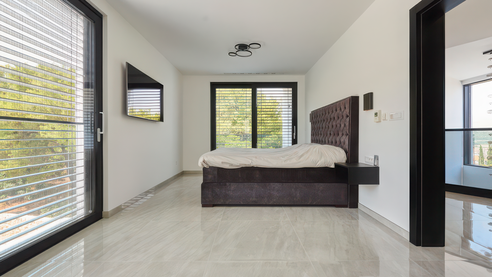 Luksuzna vila z razgledom na morje&comma; 500 m od morja na otoku &Ccaron;iovu&excl;