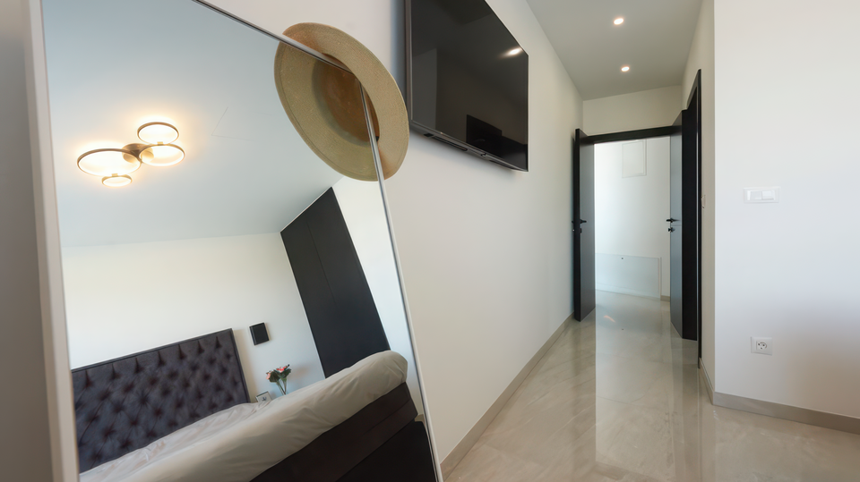 Luksuzna vila z razgledom na morje&comma; 500 m od morja na otoku &Ccaron;iovu&excl;