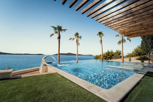 Čudovita luksuzna vila na ekskluzivni lokaciji, prvi vrst ob morju v okolici Trogirja!