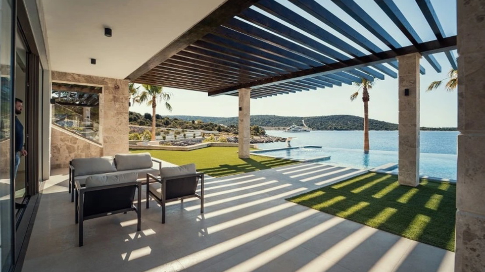 &Ccaron;udovita luksuzna vila na ekskluzivni lokaciji&comma; prvi vrst ob morju v okolici Trogirja&excl;